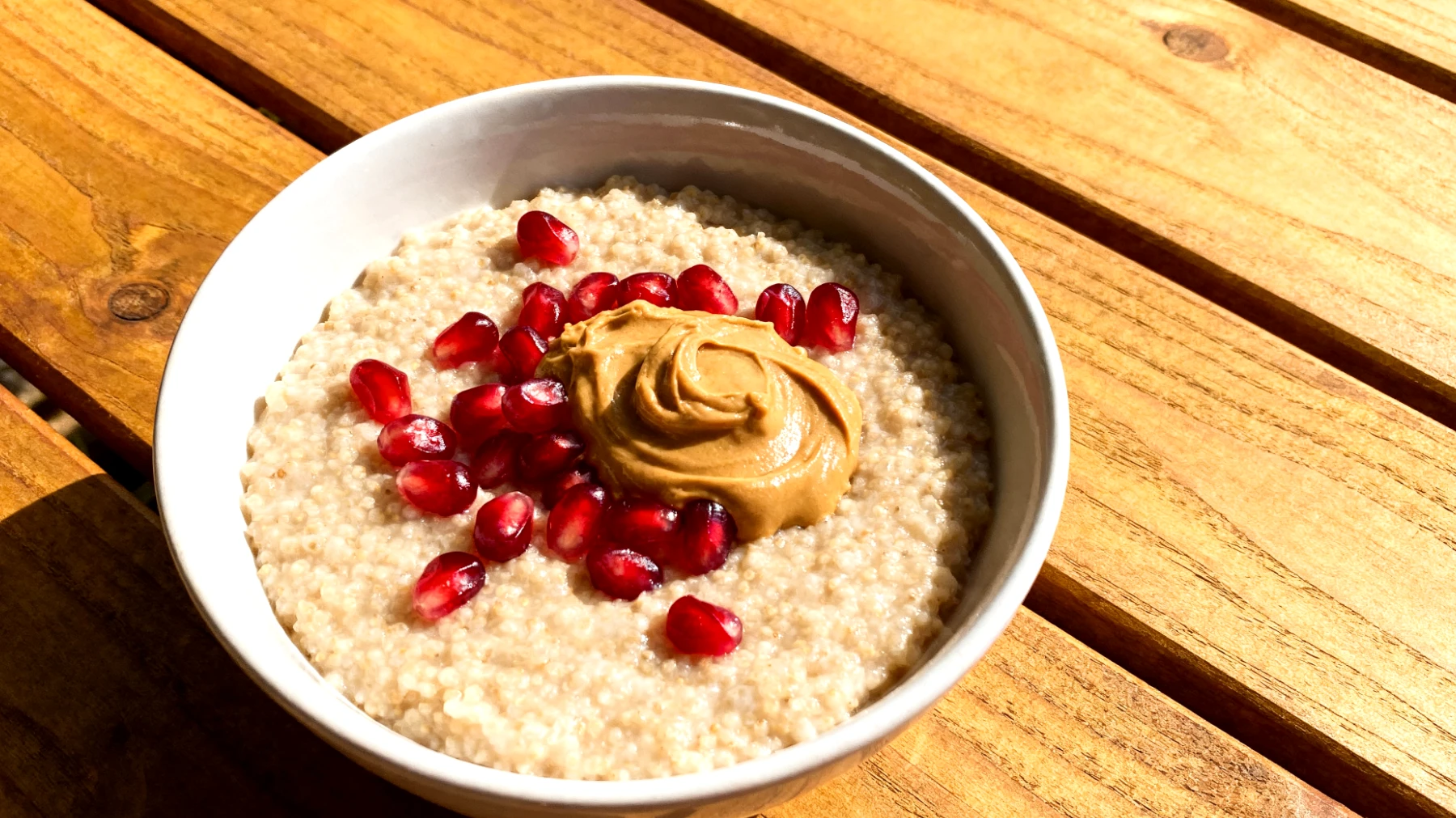 Amaranth-Porridge mit Mandelmus und Granatapfelkernen"