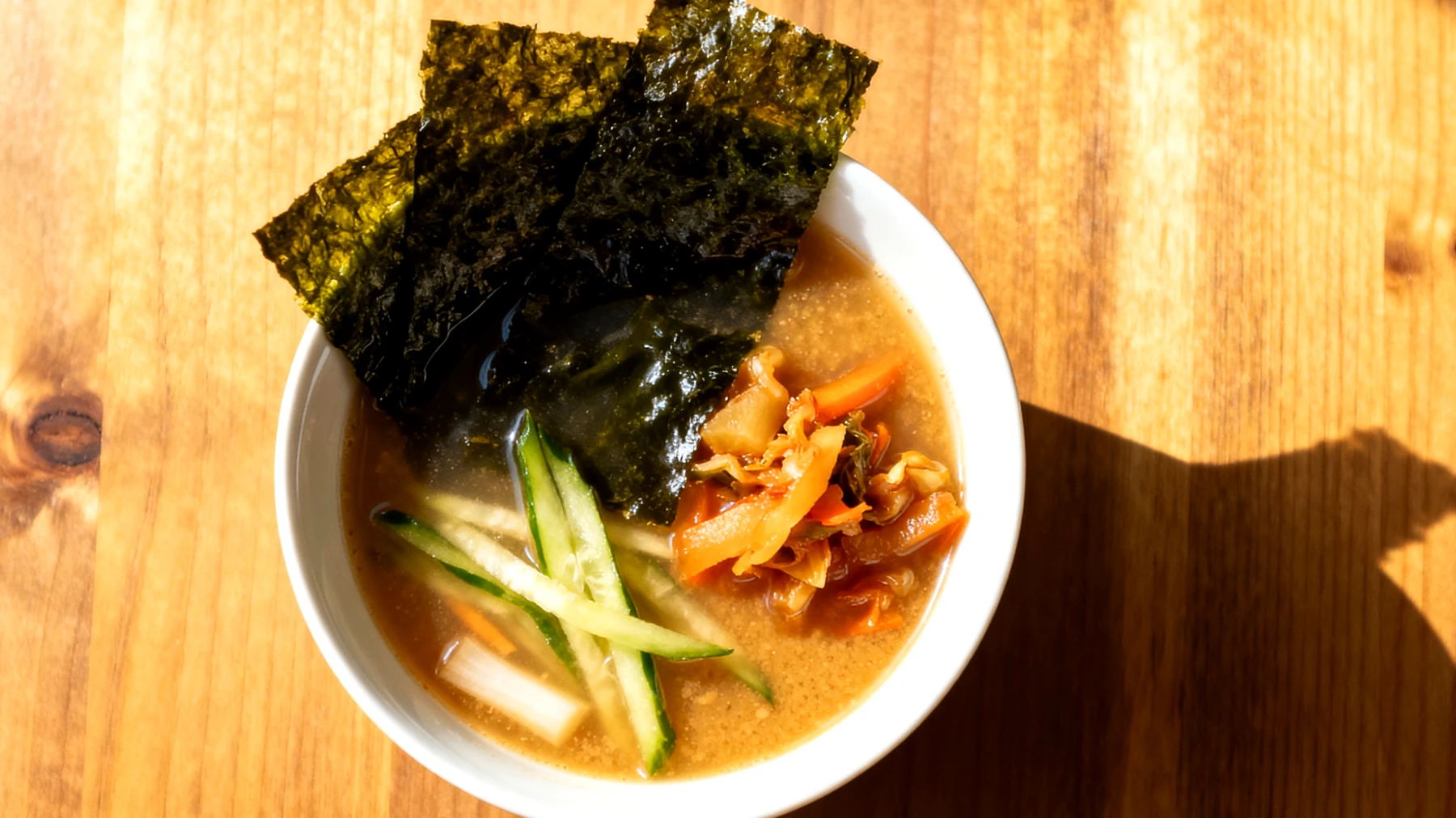 Miso-Suppe mit Wakame-Algen und fermentiertem Gemüse"