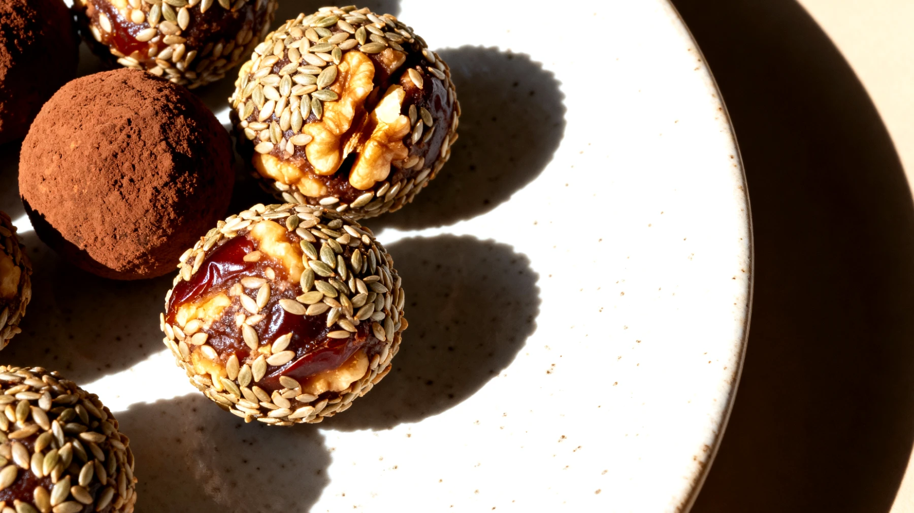 Walnuss-Dattel-Energiebällchen mit Kakao und Hanfsamen"